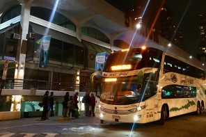 NarBus frente al Centro Comercial Omnium en Las Condes, punto de embarque Recorrido.cl Las Condes