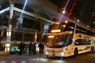 NarBus frente al Centro Comercial Omnium en Las Condes, punto de embarque Recorrido.cl Las Condes